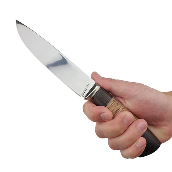 Нож НР-226 в руке